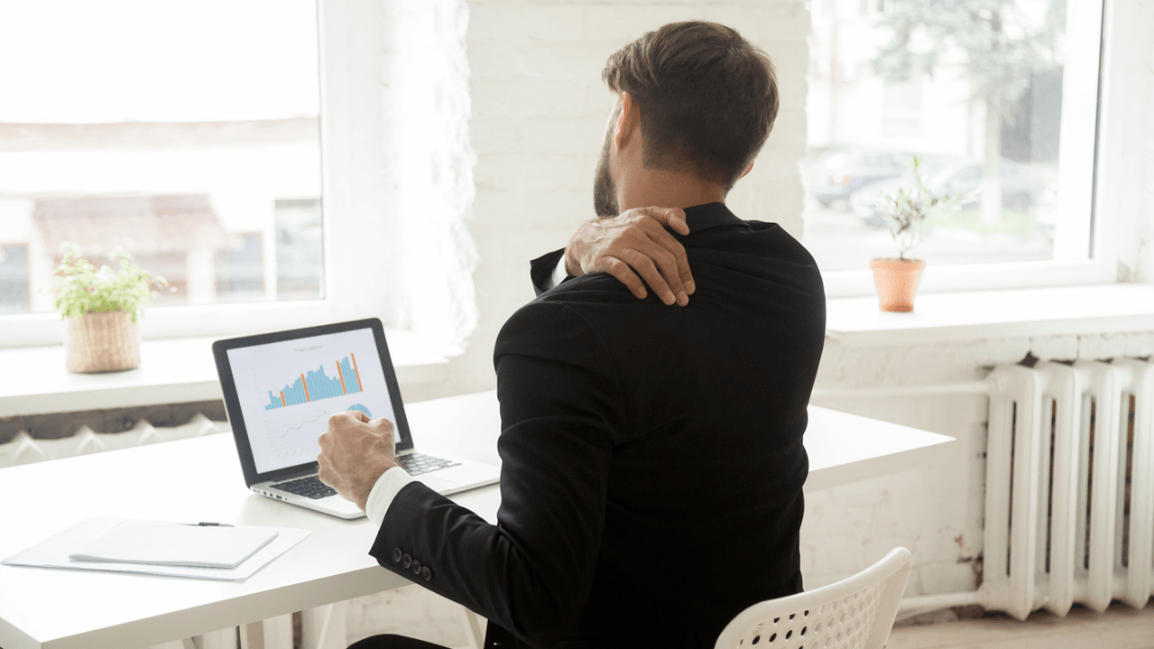 Hátfájás az ülő munkából a számítógépnél